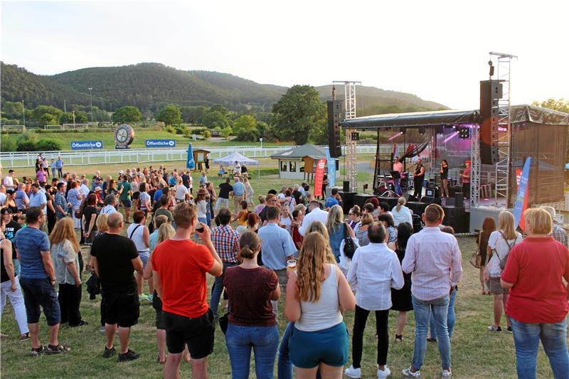 Open-Air: Auf der Galopprennbahn wird am Samstag gerockt Wie hier bei der Rennwoche 2019 wird es wieder ein Open-Air-Konzert auf der Bahn am Weißen Stein geben. Beginn am Samstag ist um 18 Uhr. Fotos: GZ-Archiv/Veranstalter
