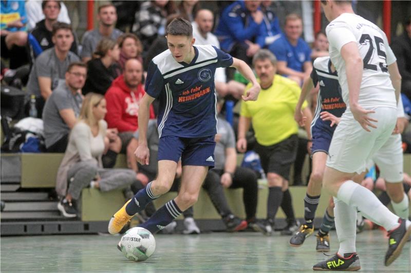TSV Lochtum gewinnt Hallenfußballturnier in Langelsheim Wie hier das Spiel TSG Jerstedt (am Ball) gegen die Gastgeber SG Bredelem/Astfeld sehen rund 150 zahlende Zuschauer das Hallenturnier in Langelsheim. Foto: Gietemann