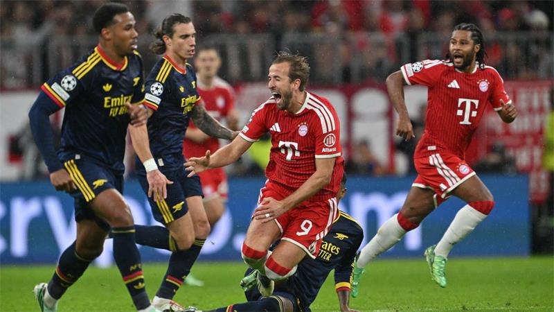 Bayern verpassen trotz Kane-Elfer großen Sieg gegen Arsenal Wie hier gegen Harry Kane (m) ging es umkämpft zur Sache.