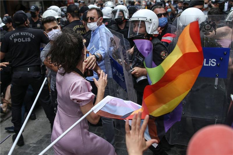 Erdogan will LGBT „ausbremsen” und Familien „stärken” Wie hier im Jahr 2021 in Istanbul geht die türkische Polizei immer wieder gegen Pride-Veranstaltungen vor.