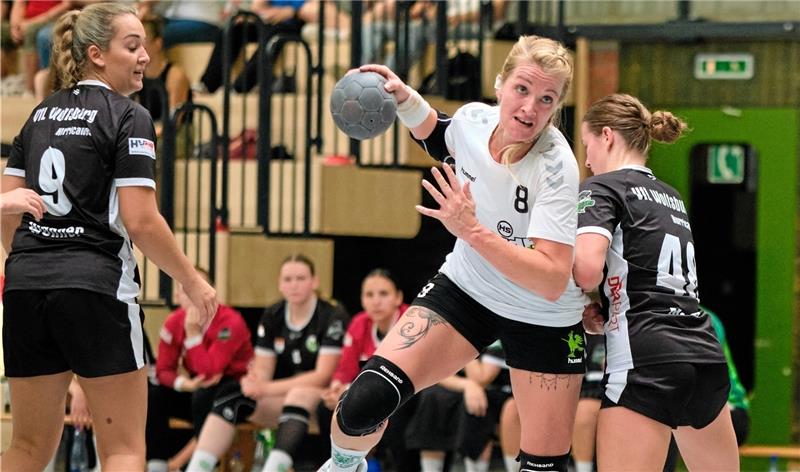 Wie hier im Spiel gegen Wolfsburg setzt sich Celina Bruns immer wieder gegen die gegnerische Defensive durch und erzielt gegen den MTV Rosdorf II 15 Treffer.  Foto: Drechsler