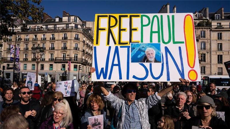 Walfanggegner Paul Watson wird nicht an Japan ausgeliefert Wie hier in Paris im Oktober wurde mehrmals für Watson demonstriert. (Archivbild)