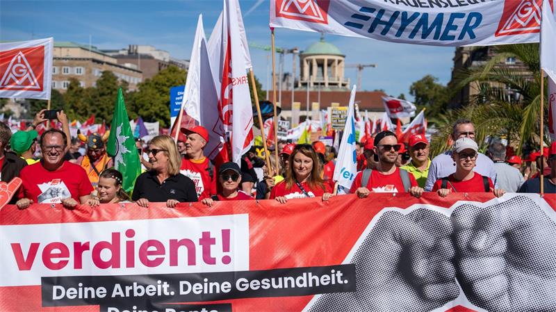 Wie hier in Stuttgart demonstrierten bundesweit Zehntausende für einen starken Sozialstaat. 
