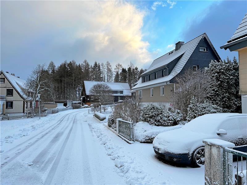 Wie im Bereich des Schlesierwegs liegt in Braunlage seit Dienstagmorgen eine geschlossene Schneedecke. Foto: Eggers