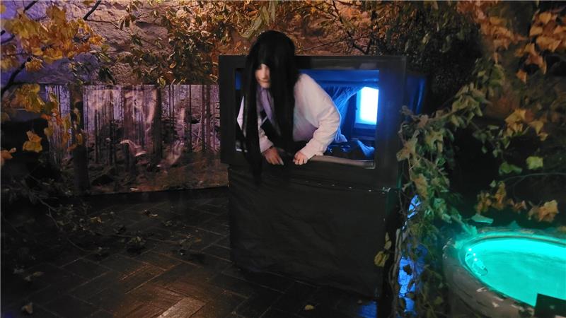 Wie im Film „The Ring“ kommt auch im Jugendtreff ein Mädchen aus dem Fernseher gekrochen – eines von insgesamt 18 Darstellern.