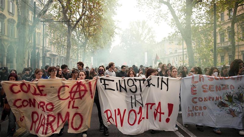Krawalle bei Schülerprotesten auch in Italien Wie in Frankreich gingen in verschiedenen Städten Italiens Schüler auf die Straße.