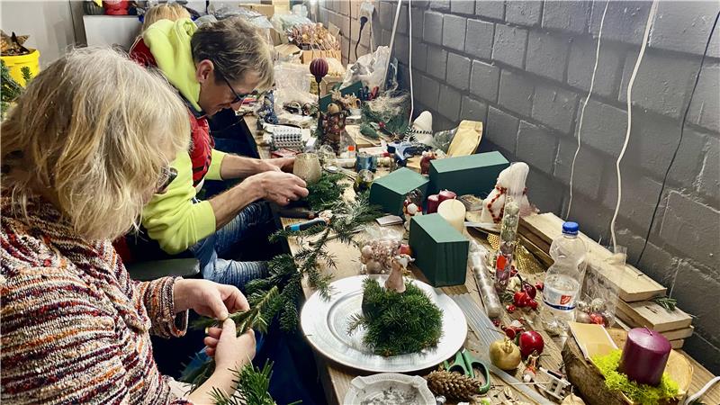 Familie Eckel in Bad Harzburg startet ihren Advent-Bastel-Marathon Wie in der Wichtel-Werkstatt: Birgit Nolte und Thomas Eckel fertigen Adventsgestecke an, deren Verkaufserlös unter anderem an zwei Tierheime geht.