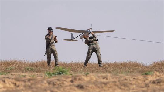 Wie irritierend das ständige Surren der Drohnen sein kann, hat der Leiter der Diakonie Katastrophenhilfe, Martin Keßler, im palästinensischen Gazastreifen erlebt. (Symbolbild)