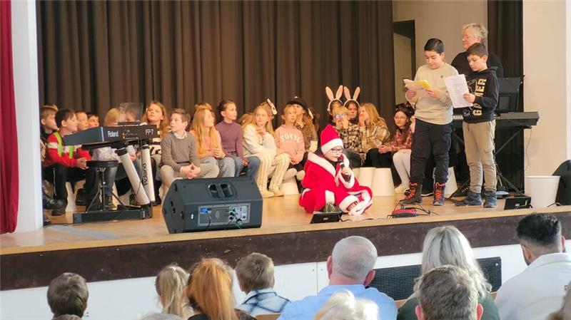 Weihnachten und Zuckerfest: Harlingeröder Grundschüler klären auf Wie ist das mit Weihnachten und dem Nikolaus? Das fragen sich „Semih“ und „Arda“.