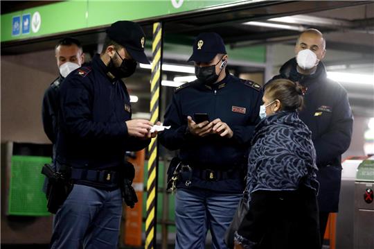 Wie ist der Impfstatus? In der Mailänder U-Bahn kontrolliert die Polizei. Dabei spielt auch das Alter eine Rolle. Foto: Touati/EPA-EFE