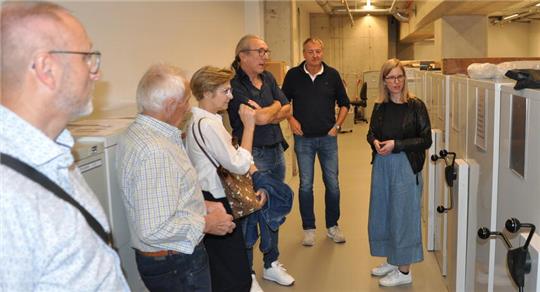 Wie ist die Lage im Archiv? Die neue Leiterin Dr. Sandra Funck (v.r.) informiert im Beisein von GGM-Chef Oliver Heinrich und Erstem Stadtrat Dirk Becker unter anderem Ratsfrau Elke Brummer (SPD) Eckhard Weiss von der Altstadt-Gruppe und Ratsherrn Norbert Schecke (CDU).