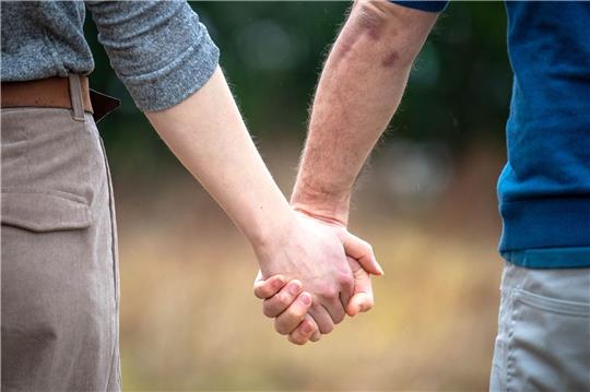 Wie kann man eine gute Beziehung führen? Gary Chapman antwortet darauf mit den «Fünf Sprachen der Liebe».