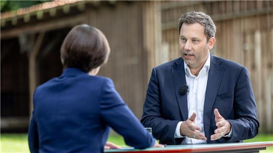Wie können die Löcher im Haushalt gestopft werden? „Da wird keine Option vom Tisch genommen“, sagt der Finanzminister. 
