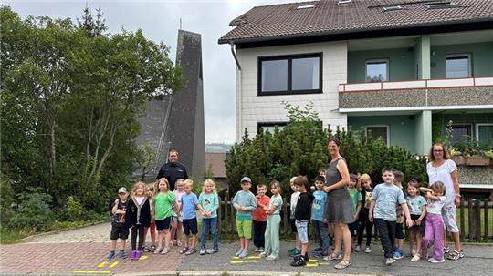 Wie komme ich sicher zur Schule? Der Polizeibeamte Thomas Pauls, Lehrerin Nicole Günther und die pädagogische Fachkraft Nicole Pauls (rechts) erklären den neuen Erstklässlern, wie sie richtig über die Straße gehen.