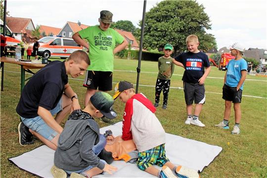 Wie kräftezehrend eine Herzdruckmassage ist, erfahren die Kinder an dem Dummy, den alle nur Egon nennen. Foto: Leifeld