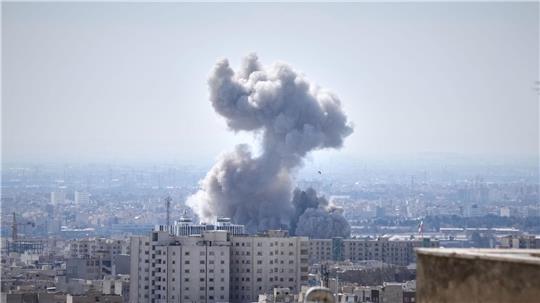 Wie lange die Angriffe auf den Iran und die iranischen Gegenangriffe auf Ziele in Israel und mehreren arabischen Staaten andauern werden, ist noch nicht absehbar.