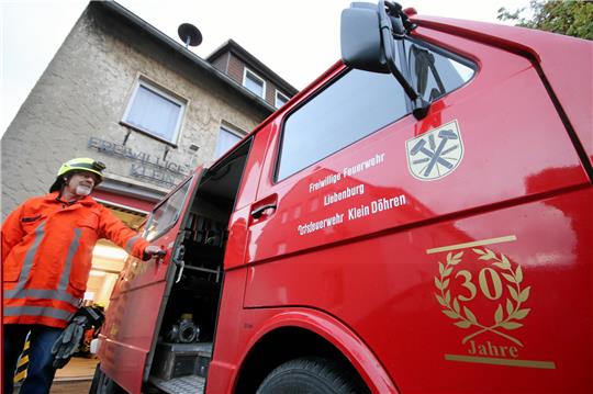 Wie lange soll ein Feuerwehrfahrzeug in Dienst bleiben? Was soll den Ausschlag geben? Klar: Es ist wünschenswert, dass es nicht mehr als 30 Jahre sind, so wie bei diesem alten Fahrzeug der Klein Döhener Wehr, das inzwischen ersetzt worden ist. Aber die finanziellen Rahmenbedingungen des Haushalts geben der Gemeinde einen geringen Spielraum vor. Archivfoto: Gereke