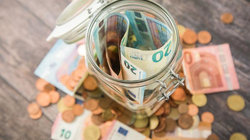 Warum Sie Ihr Geld anlegen sollten - und wie das funktioniert Wie man das Geld für sich arbeiten lässt, ist gar nicht so kompliziert.