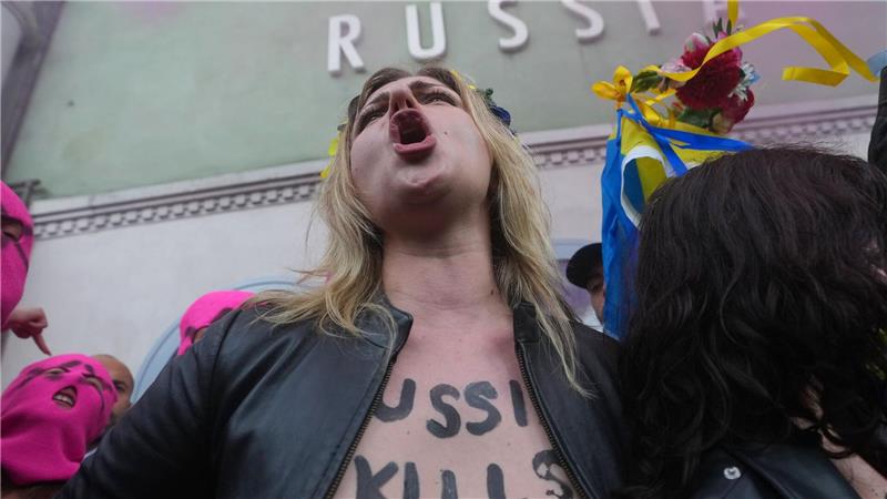 Biennale-Leiter wirft Kritikern Engstirnigkeit vor Wie oft so auch in Venedig machte die Gruppe Femen mit freiem Oberkörper Front gegen Russland.