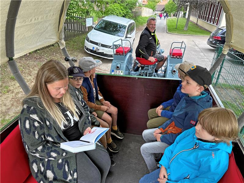 Westerode liest seinen Kindern etwas vor Wie praktisch, wenn man, wie Familie Uhde, einen Planwagen samt Trecker hat. Daraus wir kurzerhand eine rollende Lesestube. Foto: Schlegel