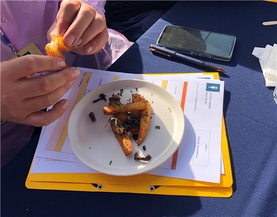 Wie schmeckt's? Ein Jury-Mitglied bewertet Pommes.