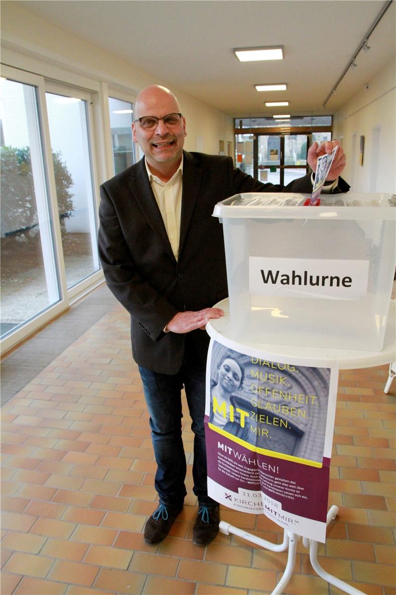 Wie schon bei der Kirchenvorstandswahl 2018 – hier abgebildet Propst Jens Höfel damals im Haus der Kirche – besteht auch am 10. März die Möglichkeit, klassisch an der Urne zu wählen. Gleichzeitig kann für die Kandidaten aber auch per Briefwahl und neuerdings auch online abgestimmt werden. Foto: GZ-Archiv
