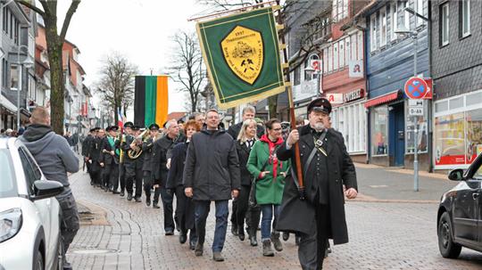 Wie schon beim Bergdankfest führt auch der Marsch der Bergparade im September über die Adolph-Roemer-Straße.