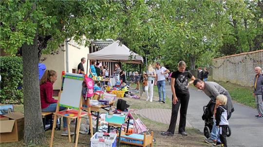 Wie schon beim Dorffest vor zwei Jahren wird es auch zum Jubiläum wieder einige Stände mit Essen und Trinken geben. Auch ein Flohmarkt ist am Weg zur Schule geplant.
