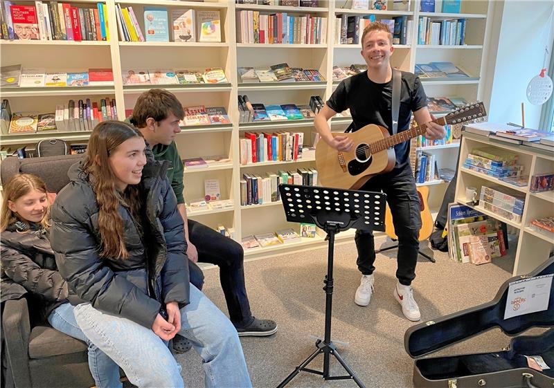 Wie schon zur Eröffnung vor einem Jahr macht Luca Weber auch bei der Buchladen-Party am Samstag Musik.