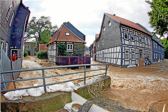Wie schützt man Goslar vor neuem Hochwasser? Im Juli 2017 geht die Altstadt in den Fluten der Abzucht unter. Archivfoto: Epping