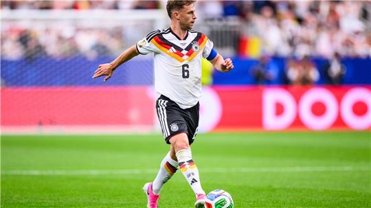 Wie seine Kollegen trägt der DFB-Kapitän pink - das neueste Modell seines Ausrüsters. 