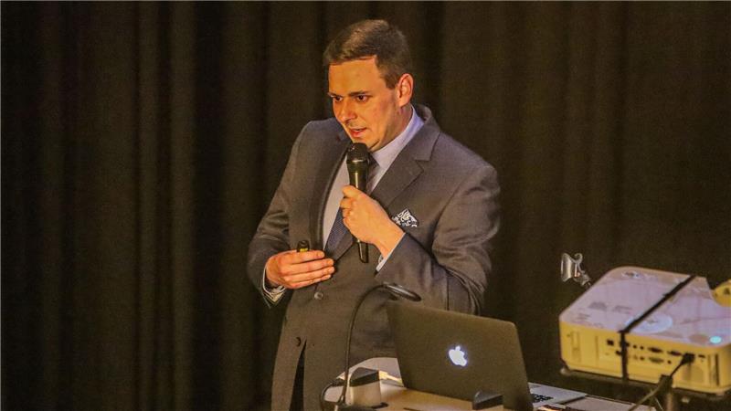 Wie sieht Kammerflimmern als Tanz aus? Johannes Hinrich von Borstel führt es vor.