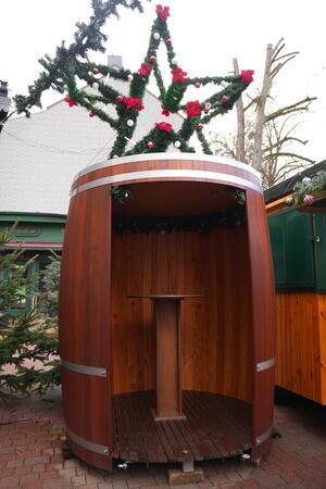 Die Familie Zech hat ein neues Fass gekauft, in dem es sich die Gäste gemütlich machen können.