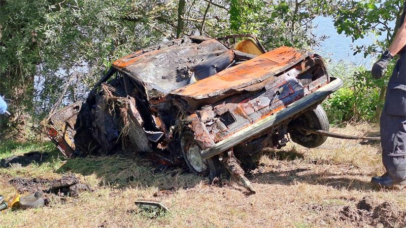 Wie und warum das Auto in dem See landete, ist unklar. 