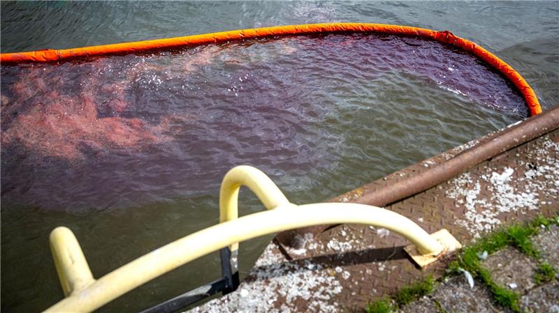 Kran versenkt Schlepper im Bremer Industriehafen Wie viel Öl ins Wasser gelang, ist noch unklar.