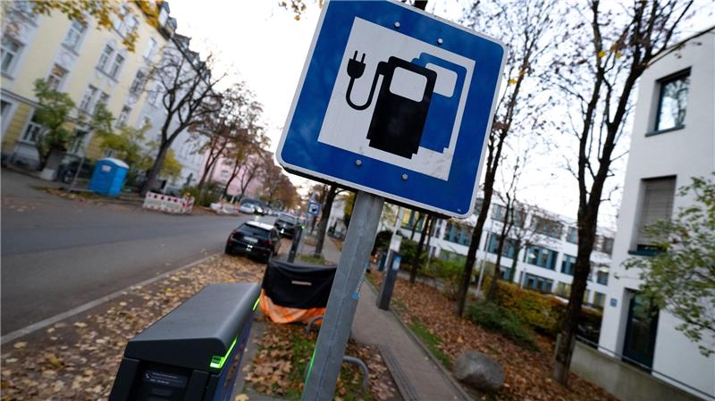 Wie viele öffentliche Ladepunkte es im Vergleich zum Bestand an E-Autos gibt, schwankt je nach Region stark (Archivbild)