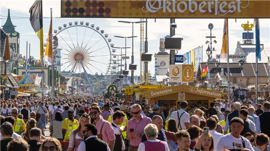 Wie voll ist zu voll? Münchens Wiesn-Chef will keine Jagd auf Besucherrekorde (Archivbild).