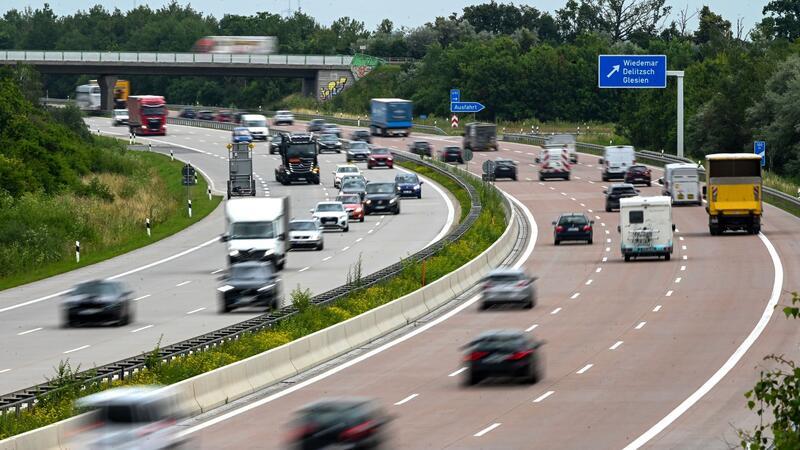 Menschen fahren weniger Kilometer mit dem Auto Wie weit ein durchschnittlicher Pkw gefahren wurde, hängt an mehreren Faktoren.