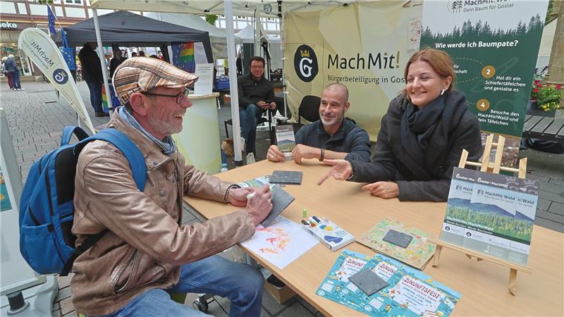 Wie werde ich Baumpate? Rudi Skriwanek informiert sich am Stand des Goslarer Mach-Mit-Hauses über den Start der zweiten Runde beim Mach-Mit-Wald-Projekt.