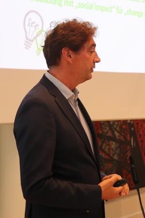 Wie werden Schüler zu Unternehmern? Prof. Bernhard H. Vollmar stellt im Wirtschaftsausschuss das Programm vor.