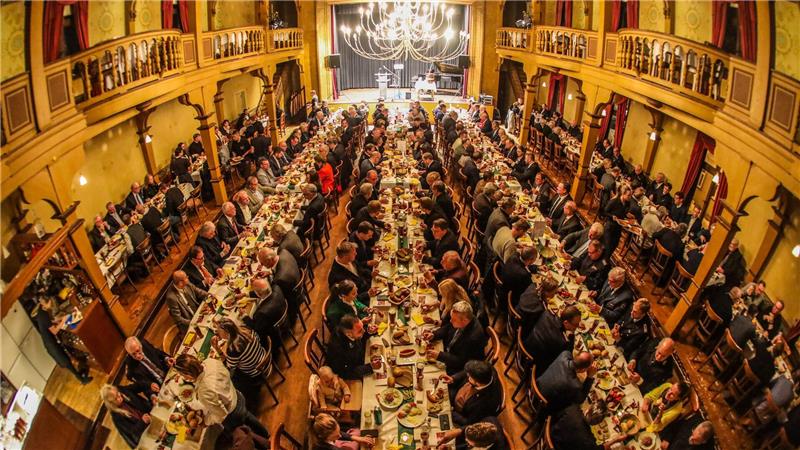Der volle Glückauf-Saal beim Harzer Tzscherper.