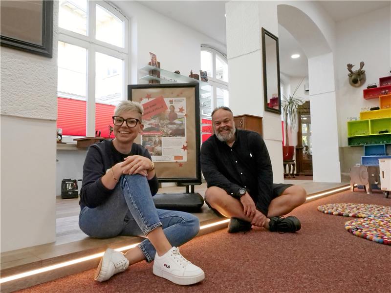 Bad Harzburg: Sie schenken armen Kindern etwas Freude Wiebke Alter sammelt die Spenden im Geschäft ihres Chefs Gregor Achenbach in der Bummelallee. Foto: Potthast
