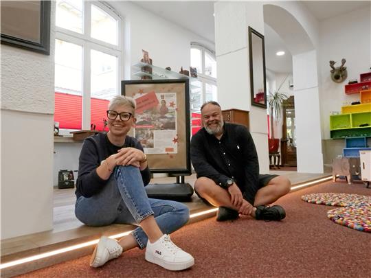 Wiebke Alter sammelt die Spenden im Geschäft ihres Chefs Gregor Achenbach in der Bummelallee. Foto: Potthast