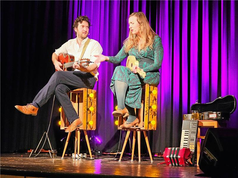 Wiebke Eymess und Friedolin Müller begeistern das Oberharzer Publikum mit Wortwitz und musikalisch-ironischen Problemlösungen. Foto: Weiss
