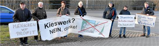 Wiedelaher protestieren gegen die Kieswerk-Pläne in ihrem Dorf. Fotos: Roß