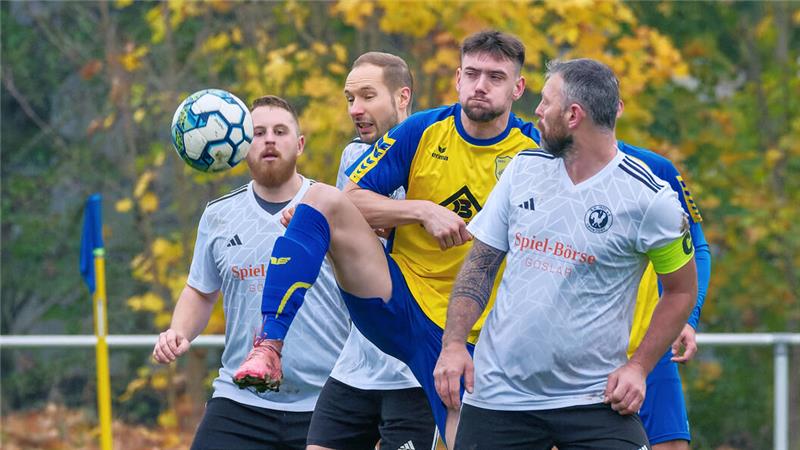 Spitzentrio siegt einfach immer weiter Wiedelahs Julian Vogt findet die Lücke zwischen drei Spielern des SV Hahndorf, rechts Jerome Wegener. Der WSV kassiert am Ende mit 1:2 die dritte Niederlage in Folge.