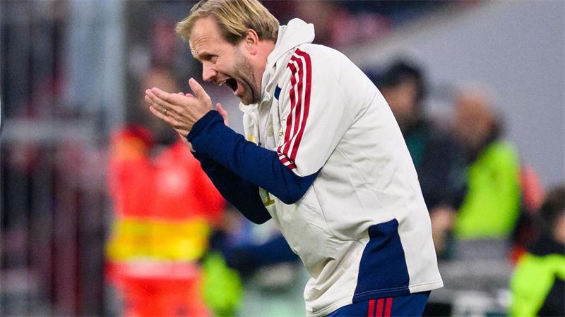 Nach Ballon d’Or: Kane schaut bei Bayerns Pokal-Torfest zu Wieder Antreiber am Spielfeldrand: Aaron Danks.