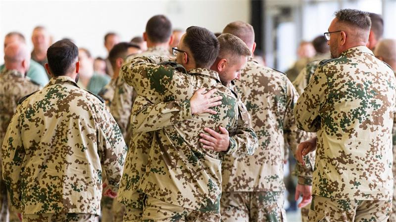 Wieder Zuhause: Soldaten des Einsatzkontingents aus Erbil umarmen sich nach ihrer Rückkehr auf dem Fliegerhorst Wunstorf