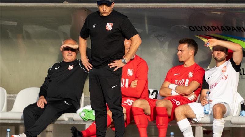 Wieder abgestiegen: Der TSV Havelse und sein Trainer  Samir Ferchichi.