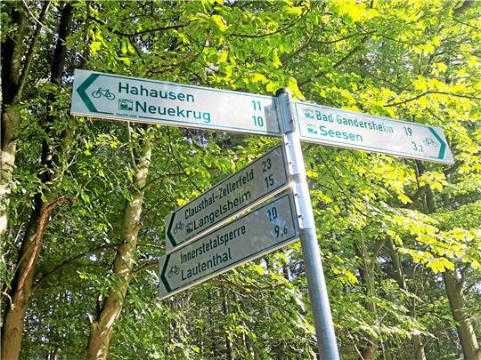 Wieder da? Hinweisschilder lotsen Radfahrer zum Bahnhof Neuekrug.